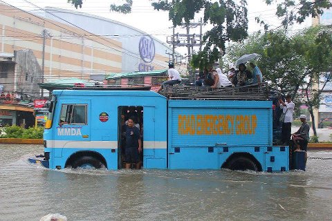 MMDA-sucat-paranaque-flood-rescue