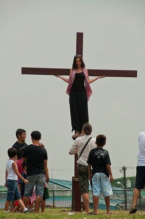 sexy-lady-crucifixion-los-angeles-philippines-3.jpg