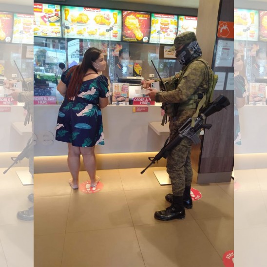 kind-lady-from-samar-offers-jollibee-foods-to-soldiers