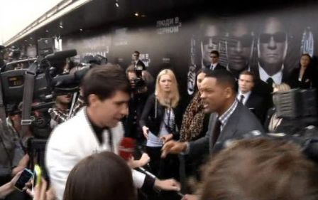will-smith-kissed-by-reporter.jpg